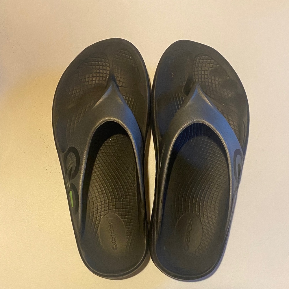 OOFOS Black and Green Flip Flops